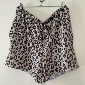Lounge / Pj shorts 1XL. Functional pockets & stretchy waistband.Animal print